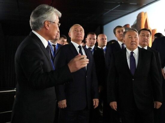 Владимир Путин и Нурсултан Назарбаев на выставке