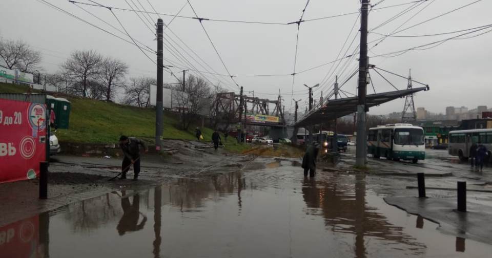 Плывут авто и киоски: в России город ушел под воду. Фото и видео непогоды