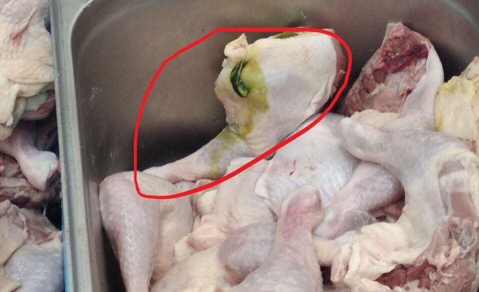 ''Приятного аппетита'': в киевском супермаркете обнаружили гнилую курицу