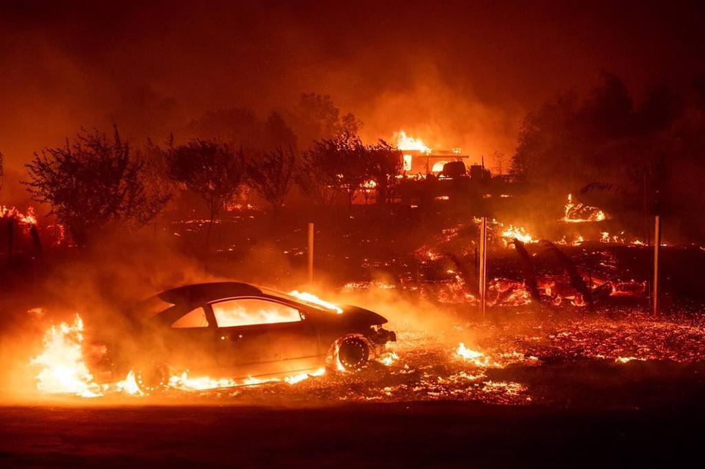 ''Ласкаво просимо до пекла!'' Каліфорнію спіткали масштабні пожежі: десятки тисяч людей втекли від вогню