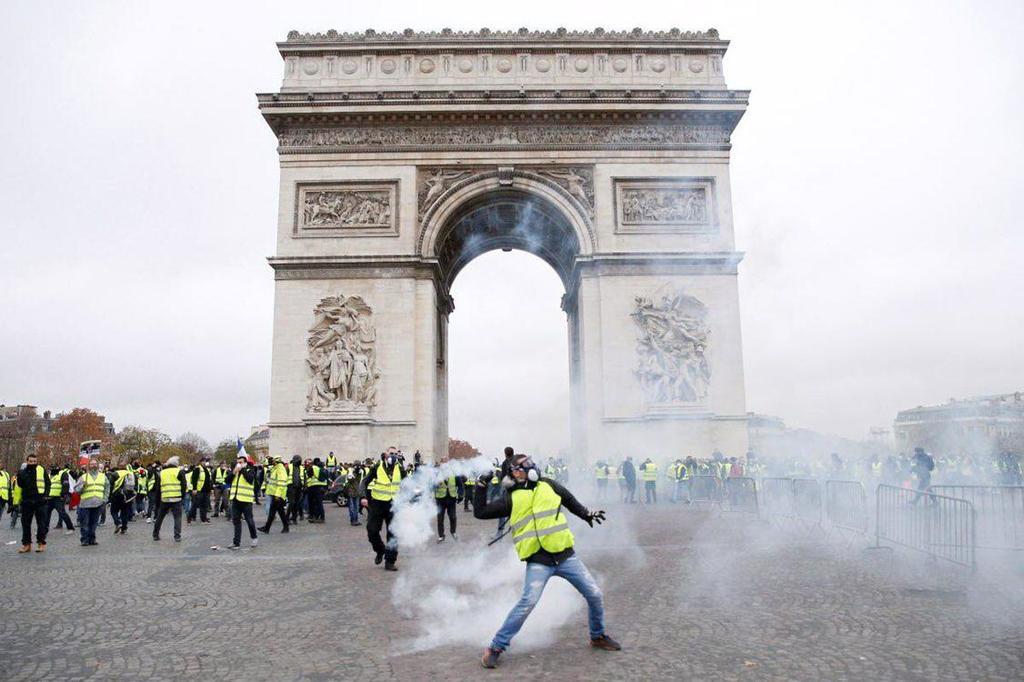 Топливный ''Майдан'' во Франции: в Париже ранили пропагандистов Кремля, сотни задержанных 