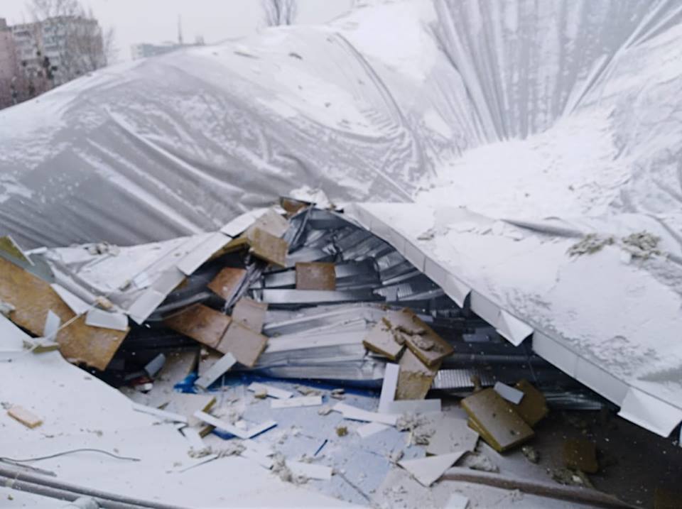 Під час тренування: під Києвом завалився дах шкільного спортзалу