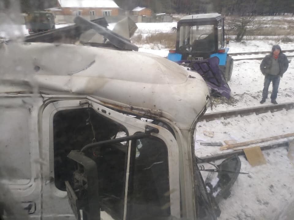 Під Харковом потяг зніс фуру на повному ходу: опубліковано перші фото з місця НП