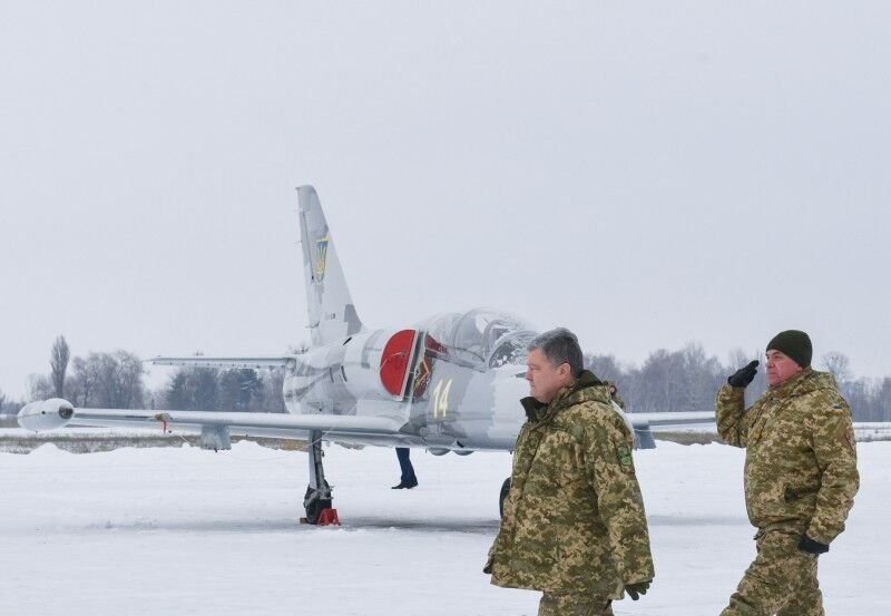 Путин стягивает к границам Украины военных и технику: Порошенко раскрыл жуткие данные