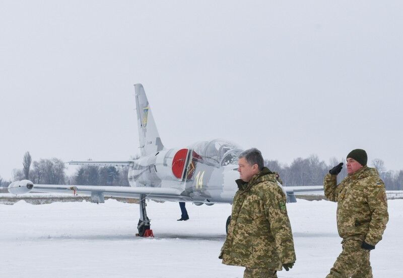 Путін стягує до кордонів України військових і техніку: Порошенко розкрив моторошні дані