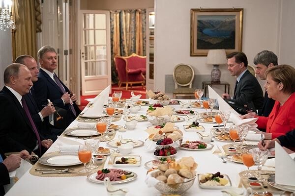  ''Кисель и манная каша'': Путин устроил Меркель русский завтрак в Аргентине