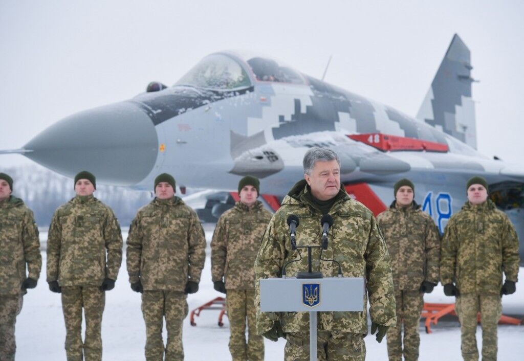 Порошенко сказав, скільки військових Путін стягнув до України