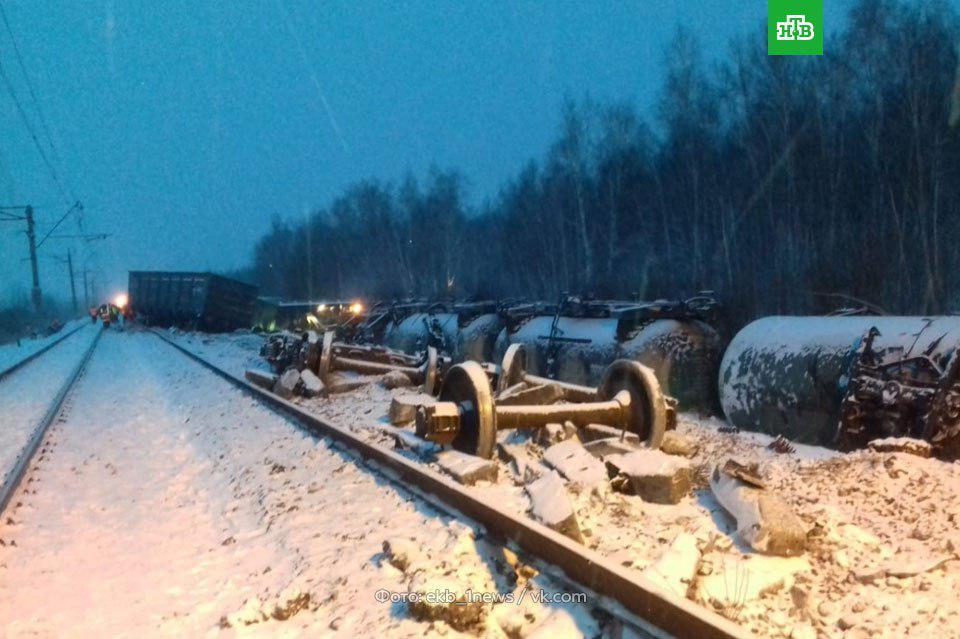  В России опрокинулся поезд с военной техникой: фото с места ЧП