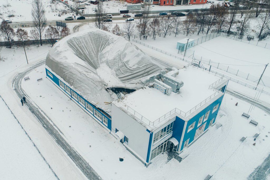 Под Киевом обрушилась крыша спортзала с детьми: появились фото и видео с высоты