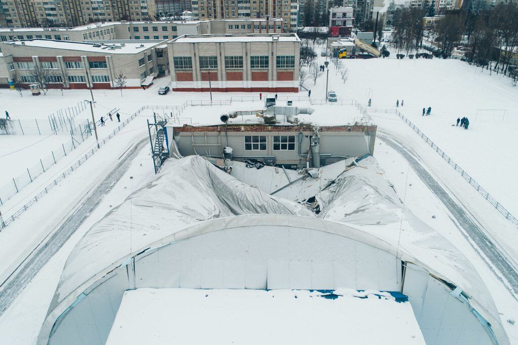 Во время тренировки: под Киевом обрушилась крыша школьного спортзала