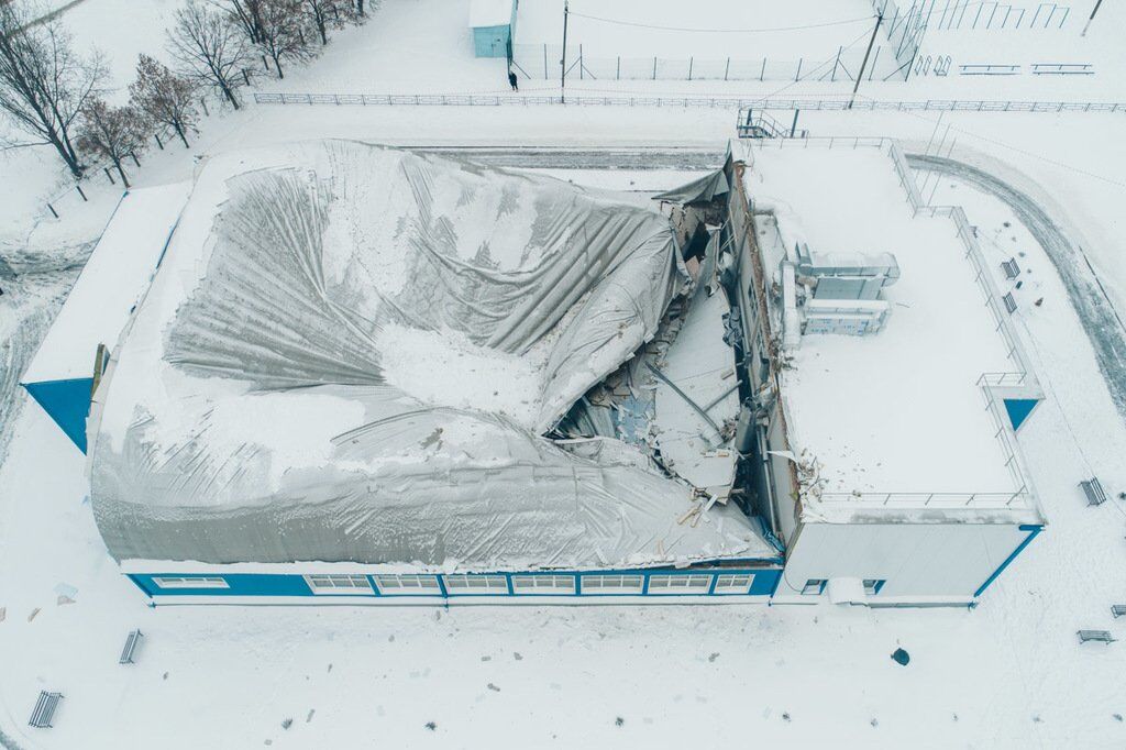 Во время тренировки: под Киевом обрушилась крыша школьного спортзала