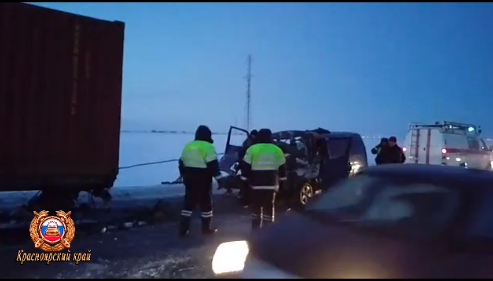  В России микроавтобус с детьми влетел в КамАЗ: двое погибли