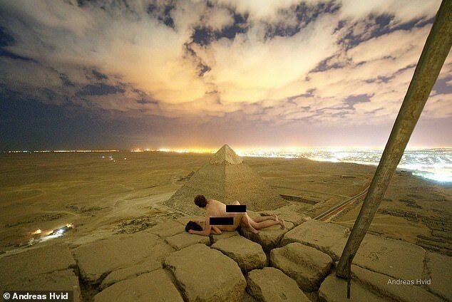 Туристы похвалились фотографией секса на вершине пирамиды в Египте: их ищут власти