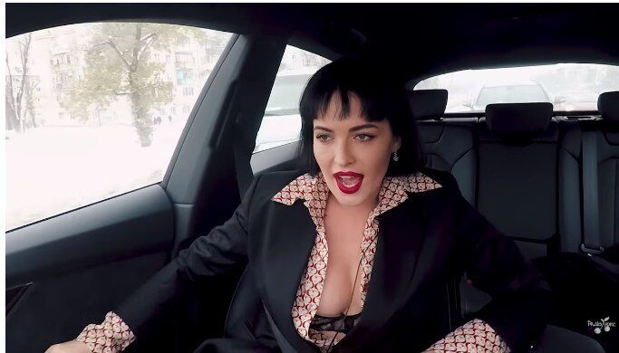 ''Занимаюсь сексом бурно'': Астафьева засветила грудь в популярном украинском шоу