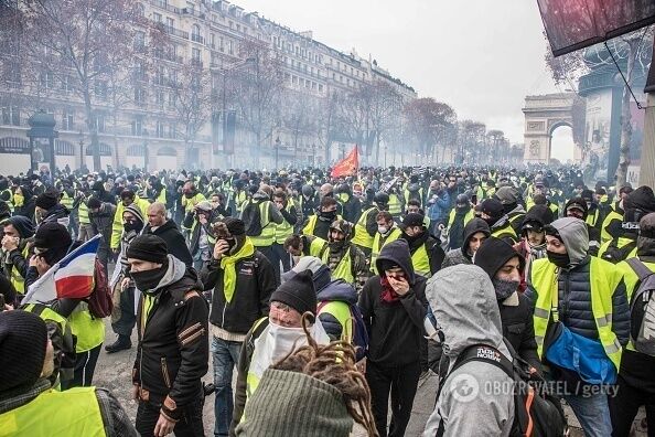 ''Безумные требования'': чего добиваются ''желтые жилеты'' во Франции