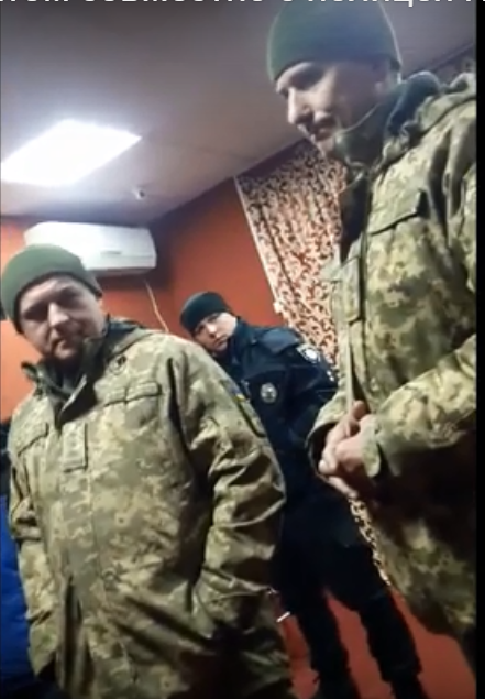 В Черкассах зам областного военкома (справа) ходил по игорным заведениям в поисках призывников