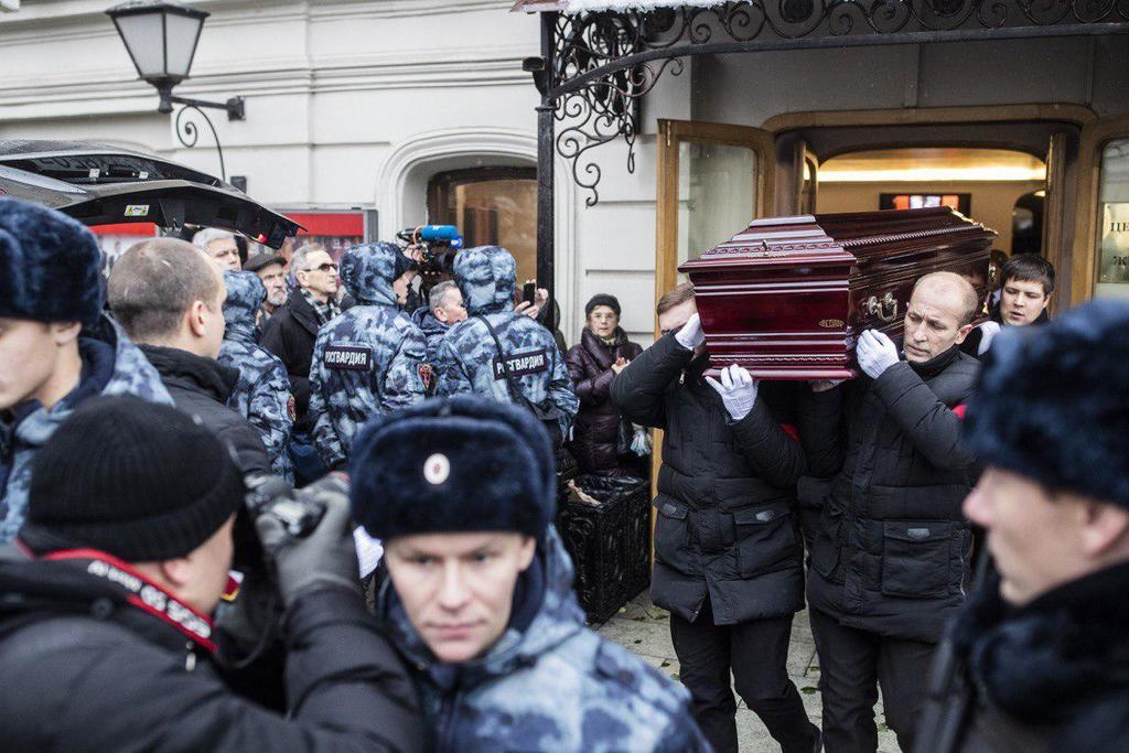 Путін, Навальний і натовп поліцейських: як у Москві попрощалися з Людмилою Алексєєвою