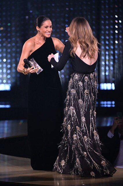 Вагітна Меган Маркл в обтягуючій сукні засвітилася на Fashion Awards-2018