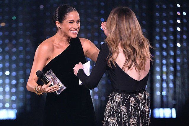 Вагітна Меган Маркл в обтягуючій сукні засвітилася на Fashion Awards-2018