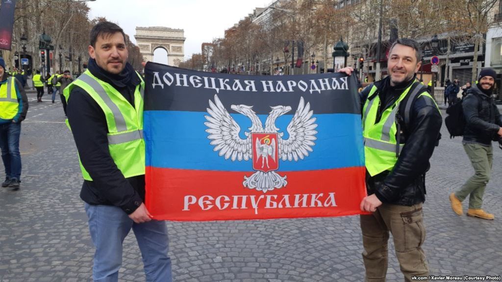 На протестах во Франции развернули флаг фейковой "ДНР"