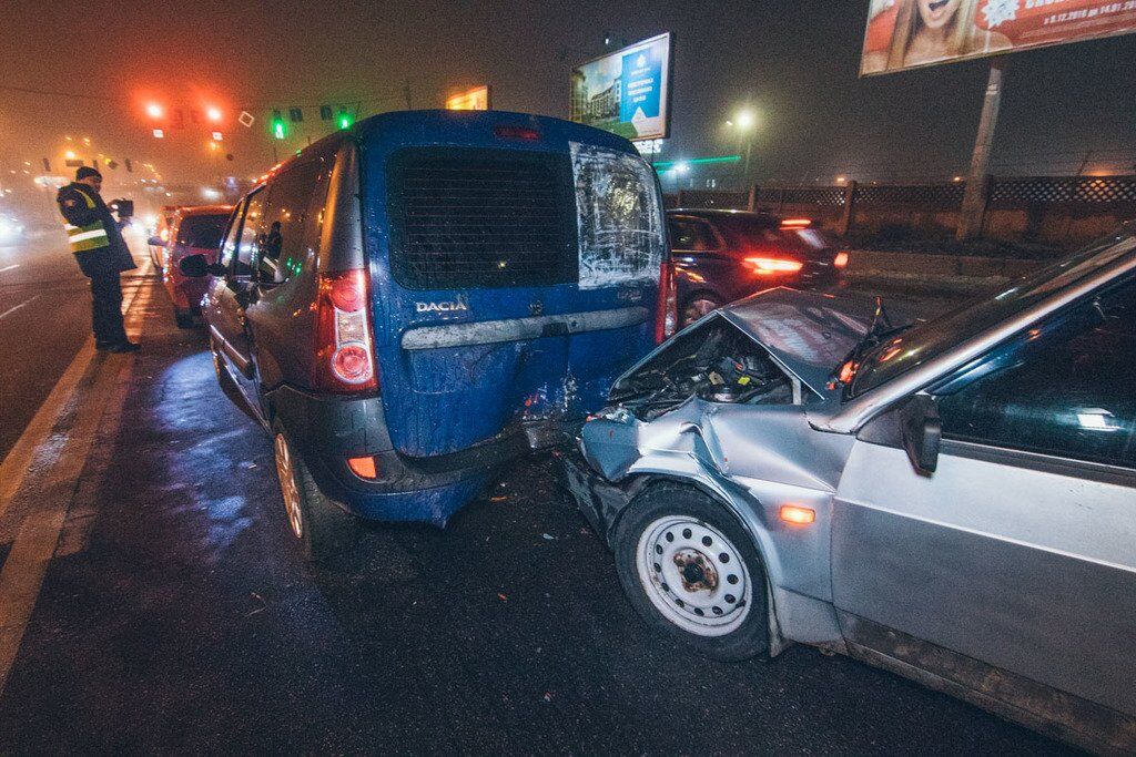 В Киеве пьяный водитель разбил четыре машины: фото и видео ДТП