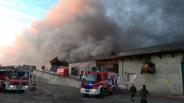 У Римі сталася масштабна пожежа: з'явилися фото і відео