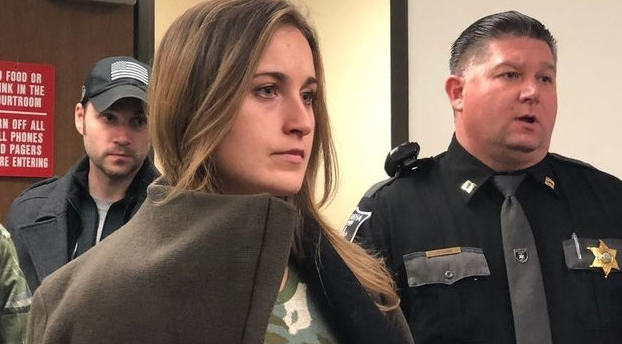 Екс-фіналістку ''Міс США'' заарештували за розбещення школяра: подробиці