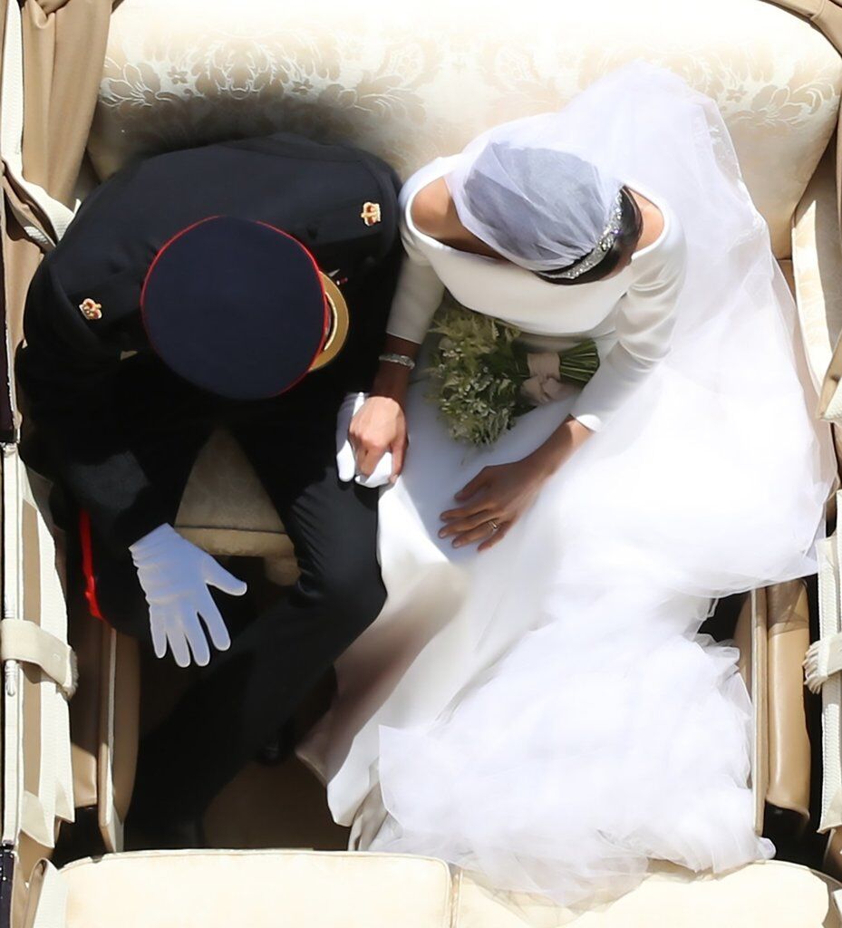 Принц Гаррі, герцог Сассекський і герцогиня Меган Маркл тримаються за руки на весіллі