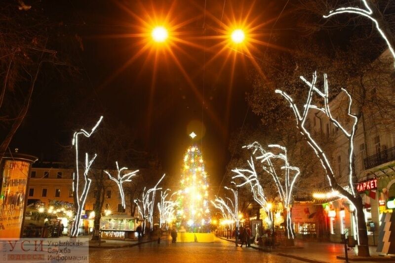 В Одессе зажгли главную елку города: яркие фото