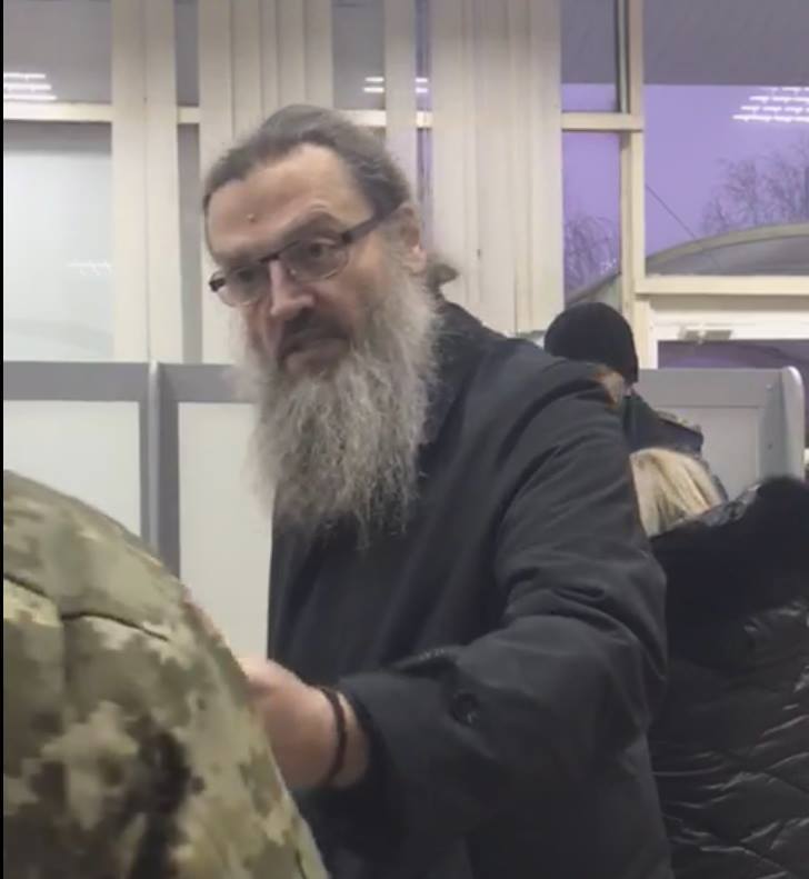 ''Служите зрадникам!'' Скандальний митрополит влаштував істерику в аеропорту Запоріжжя