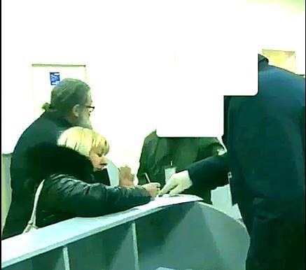 ''Служите зрадникам!'' Скандальний митрополит влаштував істерику в аеропорту Запоріжжя