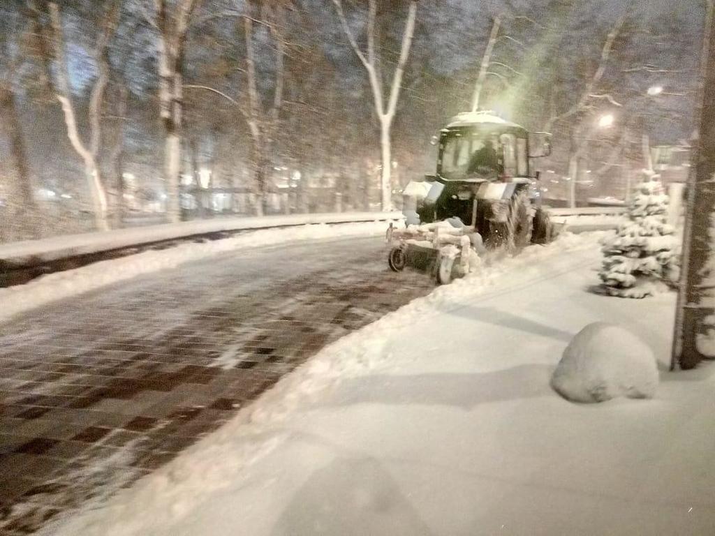 Понад 350 одиниць техніки прибирають вулиці Києва від снігу — КМДА