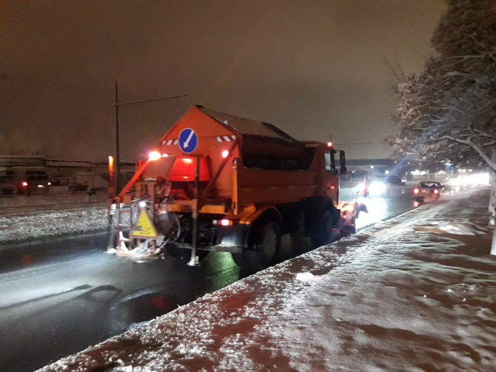 Понад 350 одиниць техніки прибирають вулиці Києва від снігу — КМДА
