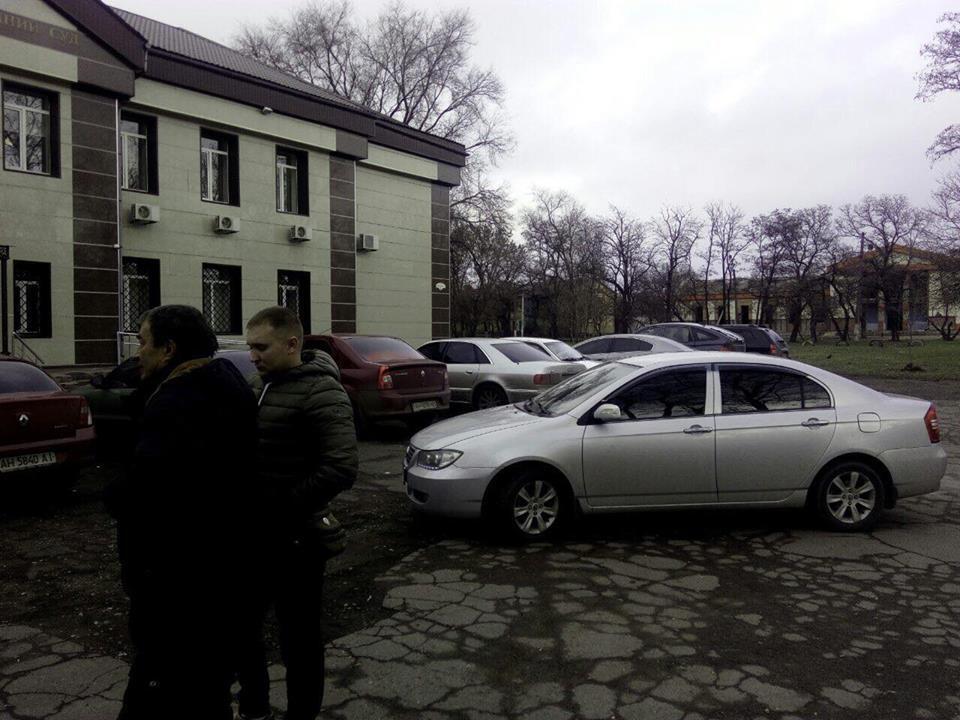 У будівлі Орджонікідзевського суду м. Маріуполя