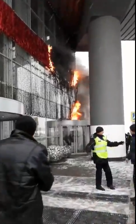 Под Москвой вспыхнул крупный ТЦ: фото и видео с места ЧП