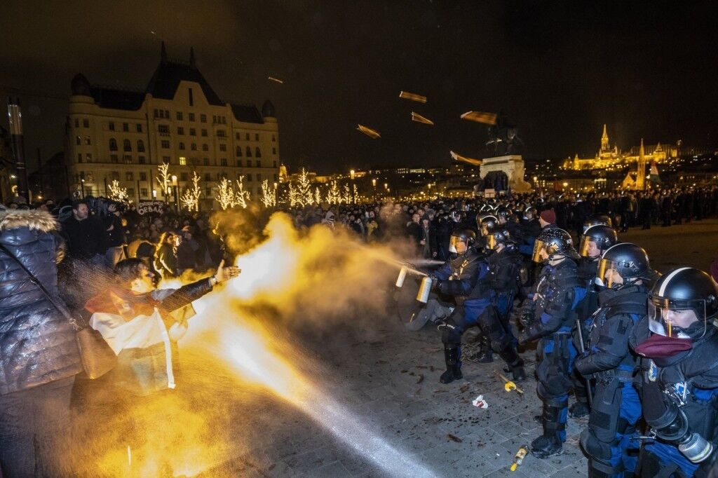 У Будапешті спалахнули масові протести: відбулися зіткнення. Фото і відео бунту