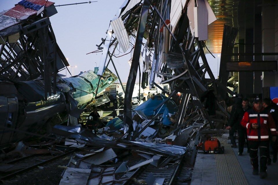 У Туреччині два пасажирські потяги зіткнулися лоб у лоб: 7 жертв, десятки постраждалих. Усі подробиці НП
