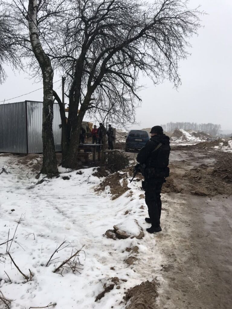 Рейдерский захват в Барышевке: стройплощадку блокировали неизвестные в форме