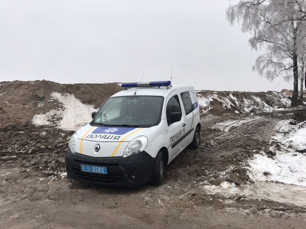 Рейдерский захват в Барышевке: стройплощадку блокировали неизвестные в форме