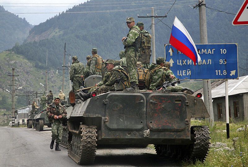 Мобилизация в ОРДЛО и танки на границе: что творится на Донбассе