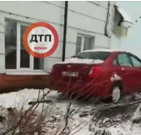 У Києві водій авто влетів у школу і втік: відео з місця події