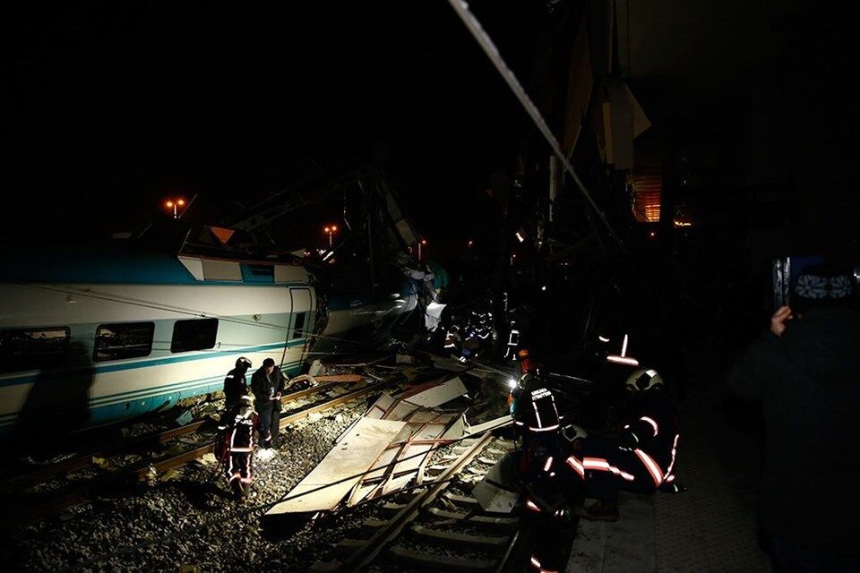 У Туреччині два пасажирські потяги зіткнулися лоб у лоб: 7 жертв, десятки постраждалих. Усі подробиці НП
