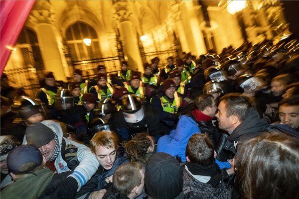 У Будапешті спалахнули масові протести: відбулися зіткнення. Фото і відео бунту
