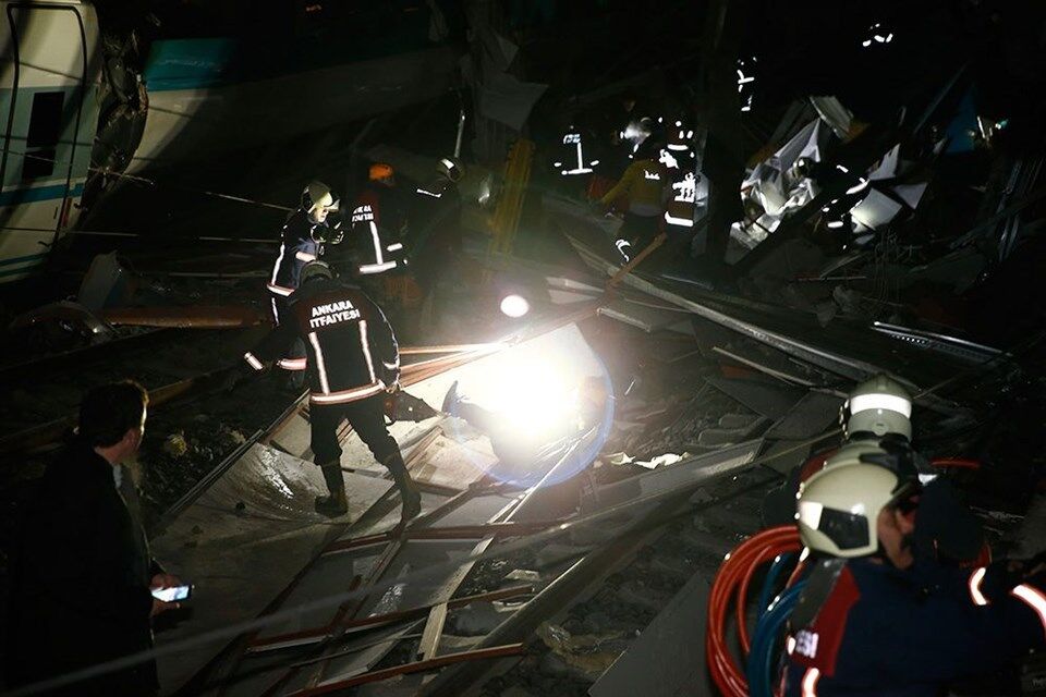 В Турции два пассажирских поезда столкнулись лоб в лоб:  7 жертв, десятки пострадавших. Все подробности ЧП