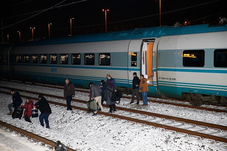 В Турции два пассажирских поезда столкнулись лоб в лоб: 7 жерт, десятки пострадавших