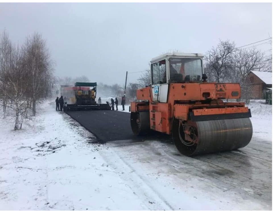 "Не получат денег": "Укравтодор" пригрозил подрядчикам, кладущим асфальт на снег
