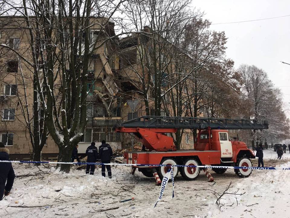 Вибух багатоповерхівки у Фастові: рятувальники знайшли під завалами тіла