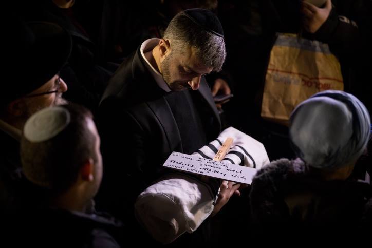  ''Светом мы прогоним тьму!'' Сеть потрясло фото с похорон убитого в Израиле недоношенного ребенка