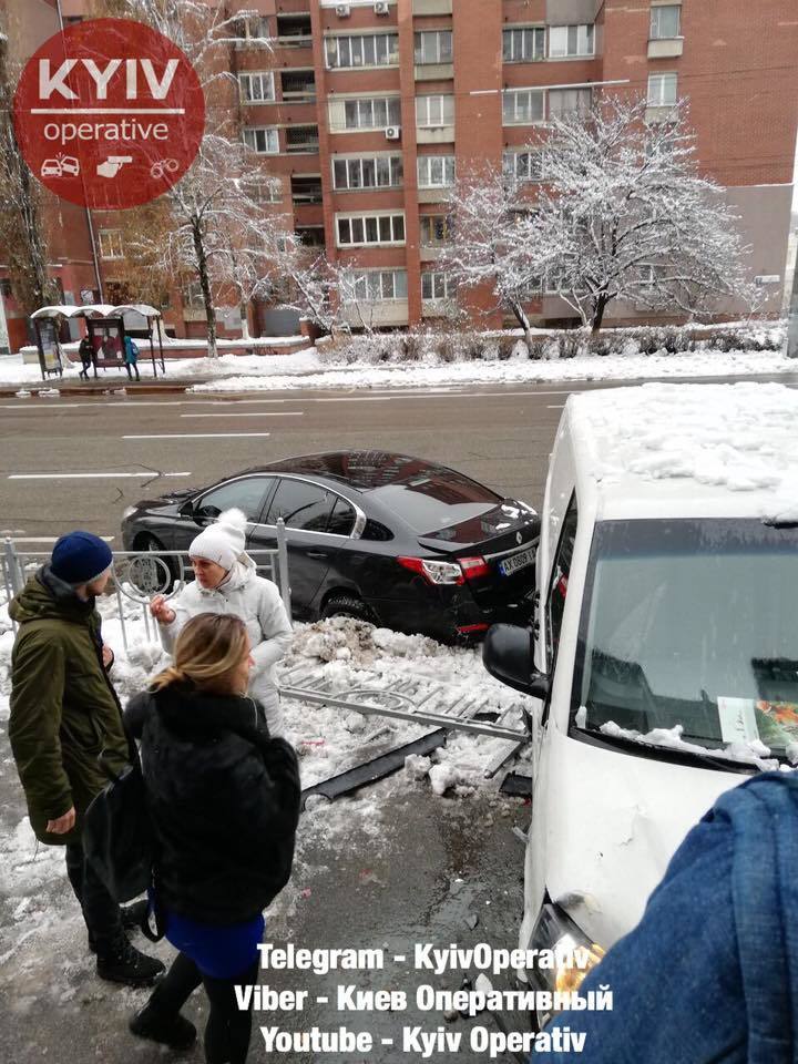 В Киеве микроавтобус влетел в авто с беременной и врезался в магазин: фото ДТП 