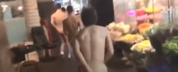 По центру Києва пробігся натовп голих чоловіків: відео 18+